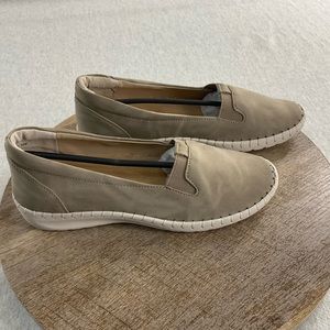 EASY STREET BELEN WOMEN’S SLIP ON FLATS ROUND TOE  LIGHTWEIGHT SIZE: 5.5 M / TAN